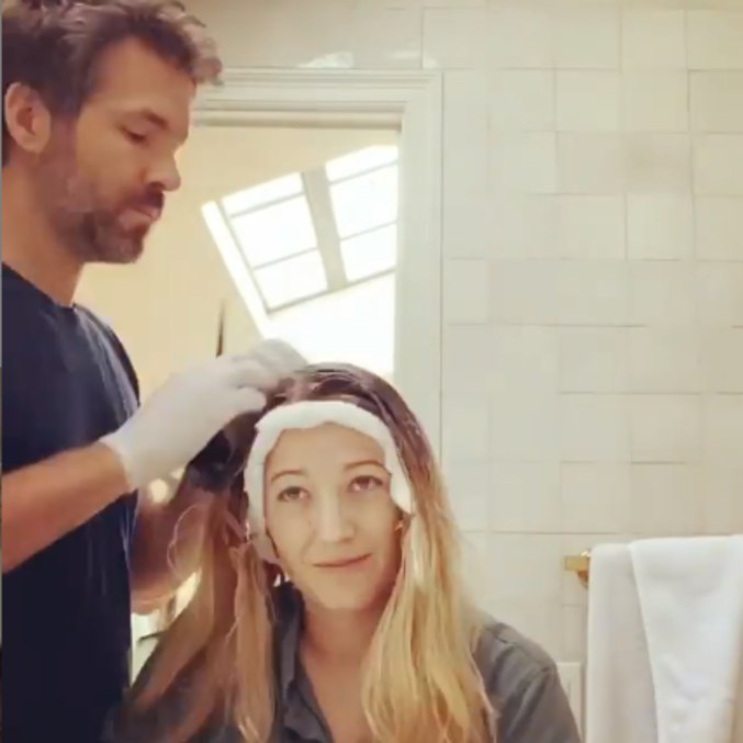 Ryan Reynolds pintando os cabelos de Blake Lively em casa