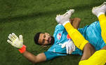 Saad Al Sheeb, goleiro do Catar, disputa a bola com jogador do Equador na abertura da Copa do Mundo