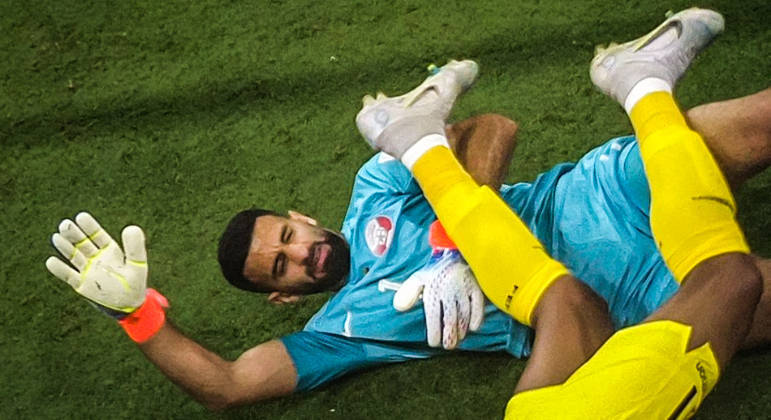Saad Al Sheeb, goleiro do Catar, disputa a bola com jogador do Equador na abertura da Copa do Mundo