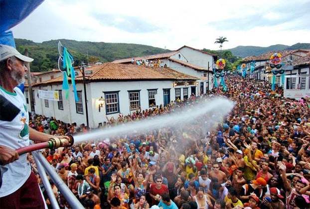 SABARÁ  (MG)- O clima de verão esquenta em Sabará no carnaval e os blocos que arrastam multidões levam aquele banho gostoso de água fria. Divertido e refrescante. 