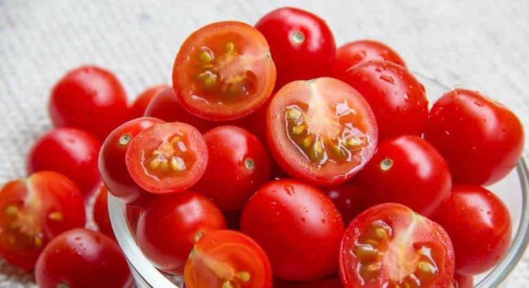 Sabia que tomates não devem ser guardados na geladeira? Confira o motivo!