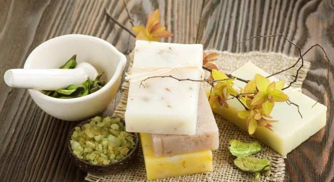 Sabonete de enxofre- Pra que serve, benefícios + receita caseira