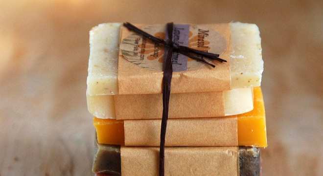 Sabonete de enxofre- Pra que serve, benefícios + receita caseira