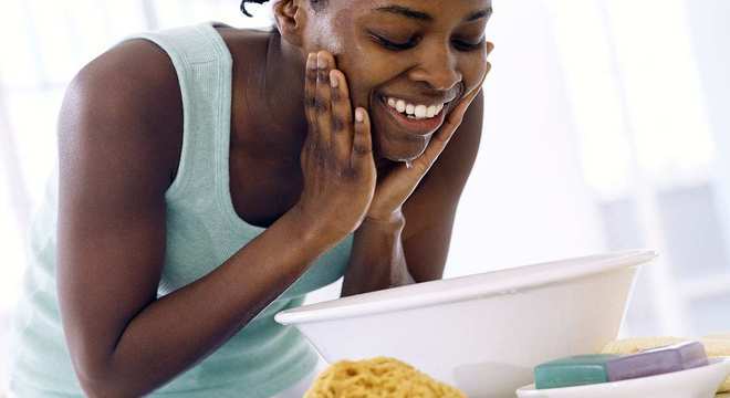 Sabonete de enxofre- Pra que serve, benefícios + receita caseira