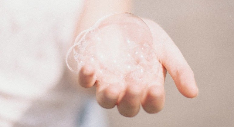 Pele deve ser lavada duas vezes ao dia, recomenda a Sociedade Brasileira de Dermatologia