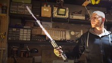 Corta até aço! Youtuber cria o 1º sabre de luz retrátil do mundo