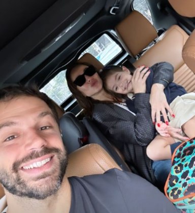 Nos últimos dias, Duda e Sabrina vêm sendo vistos juntos. Com a filha Zoe, eles continuam fazendo passeios em família, mesmo não sendo mais um casal. Na foto acima, os três juntos no carro