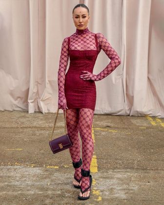 Sabrina Sato surgiu com um look todo fashionista para o desfile da coleção verão 2023 da Burberry, em Londres. Ela usou uma 'segunda pele' vermelha e cheia de bolinhas por baixo de um vestidinho colado vermelho