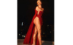 Em um ensaio para o fotógrafo Marlon Brambillia, Sabrina encarou a dama de vermelho na produção da estilista Teodora Oshima. Uma explosão de sensualidade! Na loja da designer, a peça chega a custar R$2.770,00