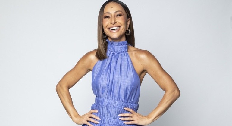 Sabrina Sato comanda o reality Ilha Record de segunda a sábado