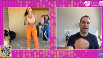Com Zoe e Dona Kika, Sabrina Sato põe todo mundo pra treinar em live (captura de tela)