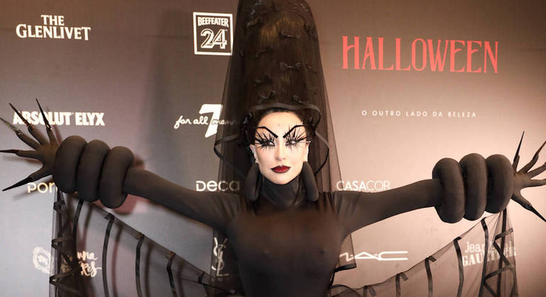 Sabrina Sato arrasa com fantasia de aranha
