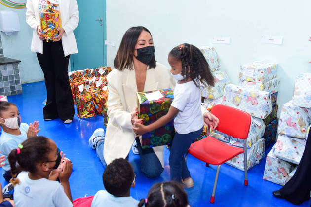 Sabrina Sato distribui presentes para crianças de ONG em São Paulo