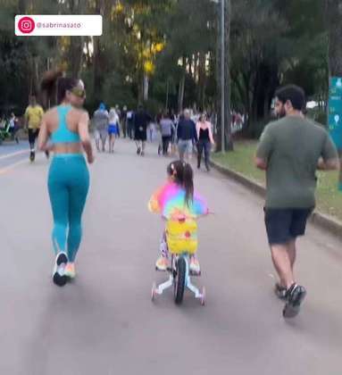 A apresentadora e o ator também já foram flagrados passeando em um parque com a filha. Nas redes sociais, ambos interagem e, no último Dia das Mães, por exemplo, Duda homenageou Sabrina, além da troca de likes e comentários em publicações. O ex-casal já deu várias demonstrações de que está tudo tranquilo entre eles após o término da relação de sete anos