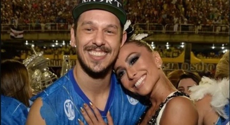 Sabrina Sato surge ao lado de ex-namorado, o ator João Vicente