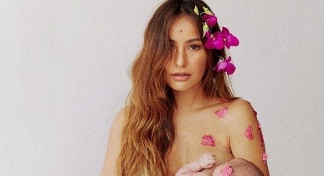 sabrina sato filha amamentando