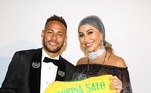 Neymar organizou um bazar beneficente para a Fundação Neymar
Jr. Sabrina Sato foi e ganhou uma camisa da seleção