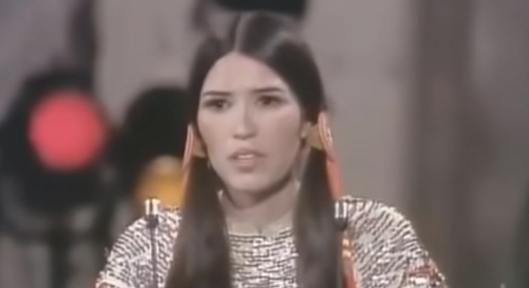 Sacheen Littlefeather recusa um Oscar para Marlon Brando em 1973