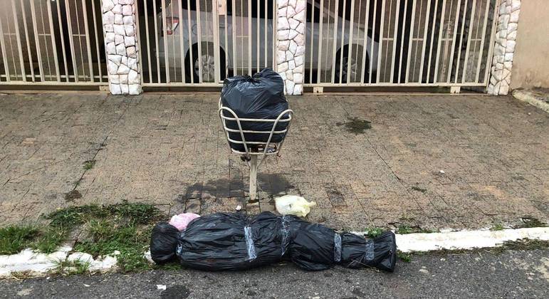 Saco de lixo com garrafas PET assustou moradores por se parecer com cadáver