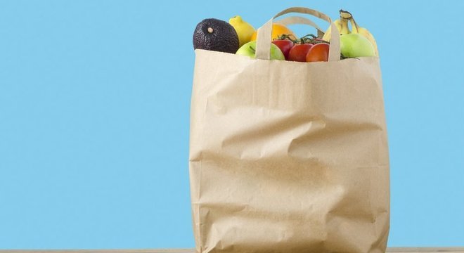 Sacolas de papel ainda são populares nos EUA, mas duram menos do que as de plástico Afinal, qual é melhor?