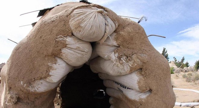 O superadobe é feito a partir de uma mistura de terra com cal, que é comprimida dentro de sacos empilhados uns sobre os outros