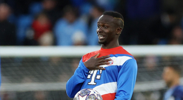 Sadio Mané discutiu em campo com Leroy Sané, e a briga foi levada para os vestiários