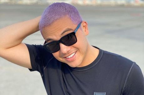 Cantor pintou cabelo de roxo