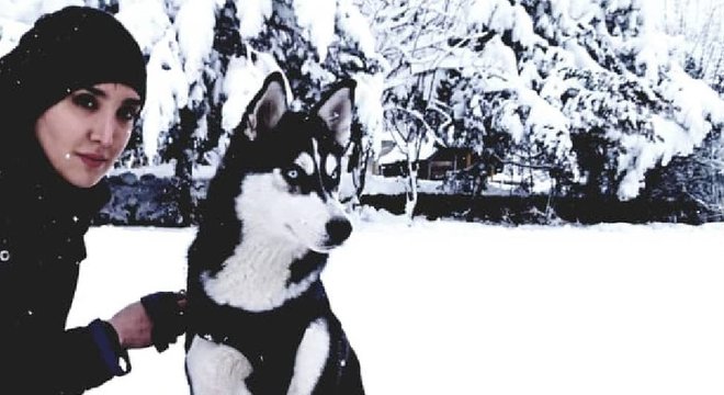 Sahba batizou Aseman, que significa 'céu,' inspirada nos olhos azuis da cachorra