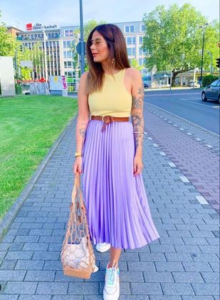 Lavanda: romatismo e suavidadeO lilás, ou lavanda, é uma cor que vem ganhando destaque nos últimos tempos e, de forma delicada, transmite romantismo e suavidade para o look. 