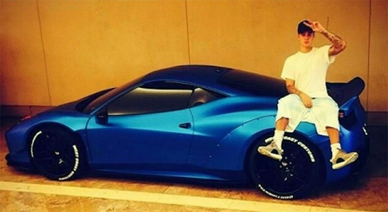 Saindo um pouco da realidade brasileira, o cantor canadense Justin Bieber é um dos que adoram ostentar. Em agosto de 2021, ele apareceu mostrando sua garagem com só carros de luxo. Aos 16 anos, ele comprou sua primeira Ferrari.