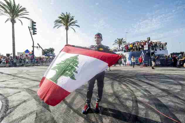 Sainz aparece com a bandeira libanesa num cenário que então parecia paradisíaco