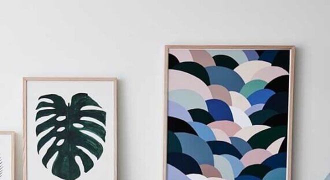 sala azul e cinza decorada com quadros tumblr