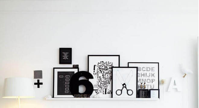 sala branca decorada com quadros decorativos preto e branco