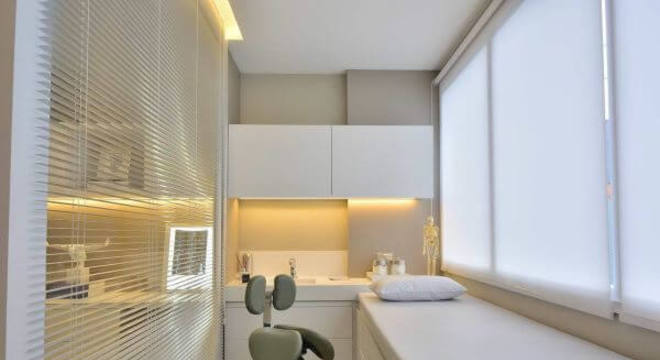 Sala clara com cores neutras