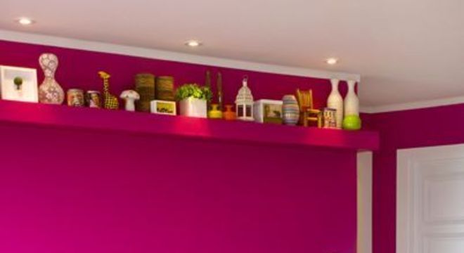  Sala colorida com parede rosa fúcsia