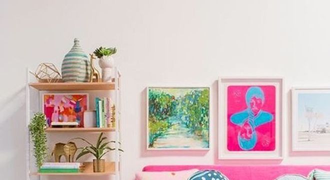 Sala colorida com sofá fúcsia
