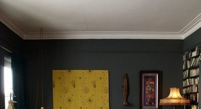 sala com centro de mesa fúcsia