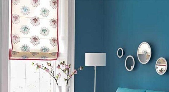 Sala com parede azul 