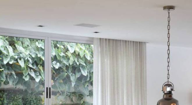 Sala com poltronas amarelo