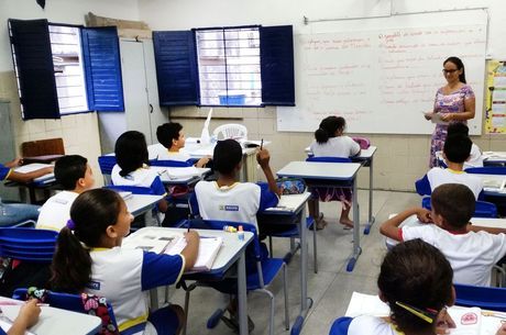 Sala de aula com alunos da Educação Básica