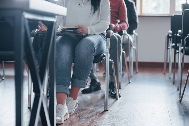 2. Fundação Bradesco - Escola Virtual. Além de capacitar jovens para o mercado de trabalho com escolas presenciais, a fundação oferece cursos onlines e gratuitos que vão desde as áreas de desenvolvimento pessoal e profissional até preparatório do Enem (Exame Nacional do Ensino Médio) e vestibular. O site disponibiliza mais de 70 cursos e roteiro de estudo sobres os cursos que possui os temas relacionados