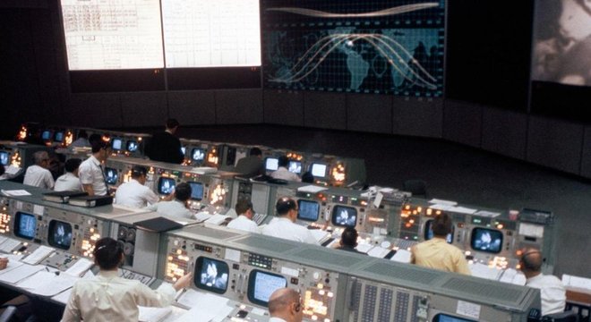 A sala de controle, que teve seus dias de glória durante a corrida espacial, supervisionou mais de 40 missões espaciais, inclusive a Apollo 11, quando o homem pisou na Lua pela primeira vez