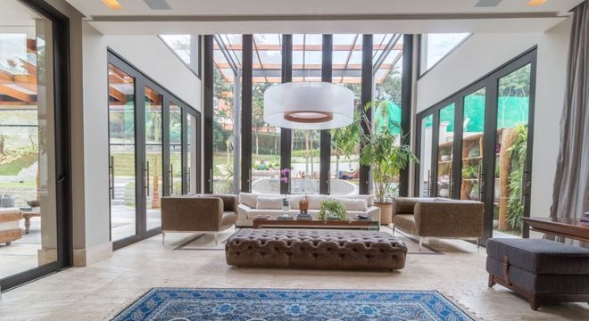 Sala de estar ampla com tapete na cor do ano