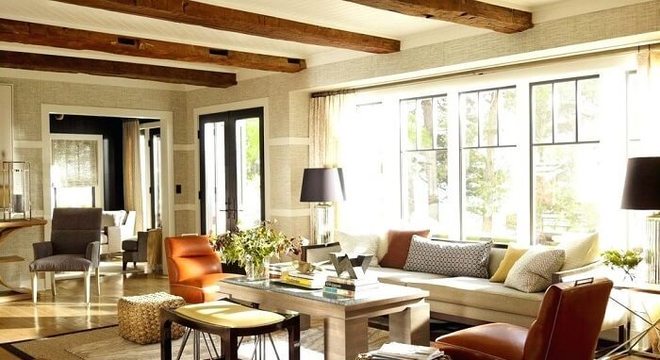 Sala de estar ampla com tapete sisal com borda preta