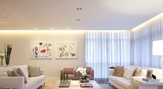 Sala de estar clean com Spot de luz simples