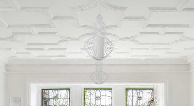 Sala de estar clean com teto feito com placa de gesso 3D