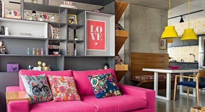 sala de estar colorida com o sofá rosa fúcsia