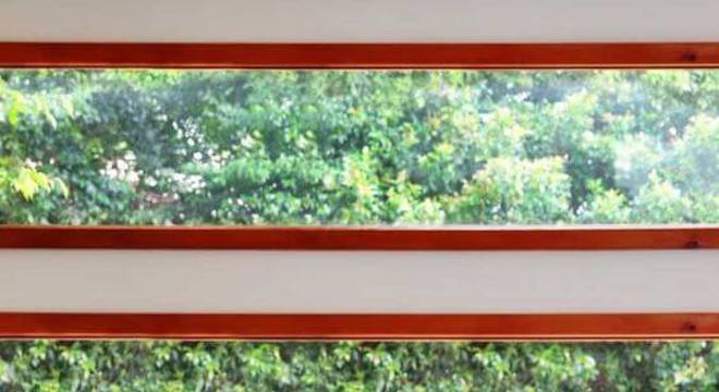 Sala de estar colorida com tapete frufru