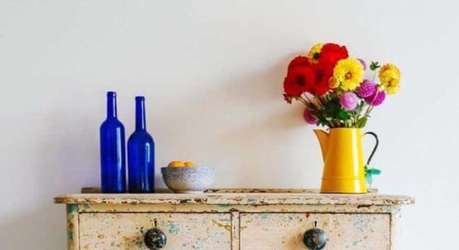 Sala de estar colorida e retrô com tapete frufru