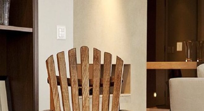 Sala de estar com cadeira de madeira e mesa de centro